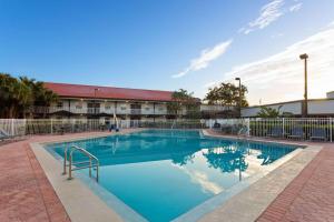 Bazén v ubytování La Quinta Inn by Wyndham Cocoa Beach-Port Canaveral nebo v jeho okolí