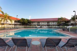 Bazén v ubytování La Quinta Inn by Wyndham Cocoa Beach-Port Canaveral nebo v jeho okolí