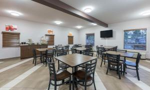 TV a/nebo společenská místnost v ubytování Quality Inn Airport