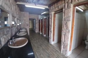 Ένα μπάνιο στο Island Vibe Backpackers Jeffreys Bay +59 φωτογραφίες