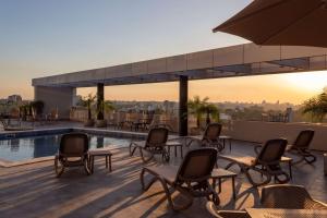 Piscine de l'établissement Tryp by Wyndham Asuncion ou située à proximité