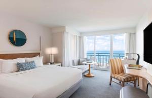 The Singer Oceanfront Resort, Curio Collection by Hilton客房内的一张或多张床位