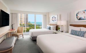 The Singer Oceanfront Resort, Curio Collection by Hilton客房内的一张或多张床位