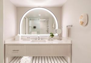The Singer Oceanfront Resort, Curio Collection by Hilton的一间浴室