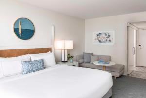 The Singer Oceanfront Resort, Curio Collection by Hilton客房内的一张或多张床位