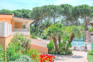 Bazén v ubytovaní Tuscany Hotel Alle Dune alebo v jeho blízkosti
