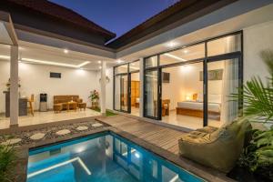 une villa avec une piscine et une chambre dans l'établissement The Lavana Bliss One Villa Nyanyi Beach, à Canggu