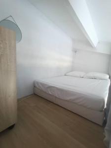 Posteľ alebo postele v izbe v ubytovaní Appartement T2 Cabine, mezzanine Saint Pierre la mer 4oliv41