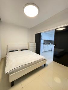 Un dormitorio con una cama y una cocina. en Zan 26, en Netanya