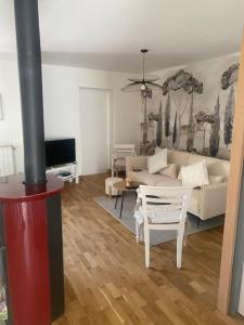 TV a/nebo společenská místnost v ubytování A l'ombre des oliviers