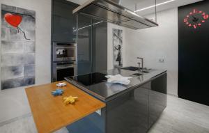 Η κουζίνα ή μικρή κουζίνα στο Gorgeous Home In Montalto Di Castro