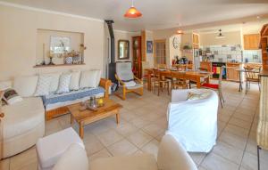 una sala de estar con un sofá y una mesa en Stunning Home In La Baume-De-Transit, en La Baume-de-Transit