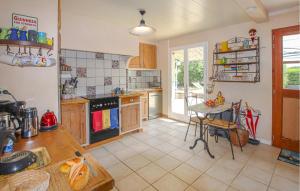 una cocina con una mesa y una encimera en Stunning Home In La Baume-De-Transit, en La Baume-de-Transit