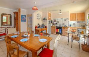 Una cocina con una mesa y sillas de madera en una habitación. en Stunning Home In La Baume-De-Transit, en La Baume-de-Transit