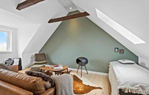 鲁德克丙Stunning Home In Rudkøbing With Wifi的一间有床、沙发和桌子的房间