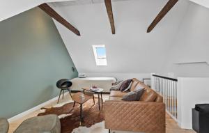 Stunning Home In Rudkøbing With Wifi的休息区