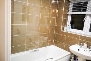 Koupelna v ubytování Private Double room in a new build flat, Reading