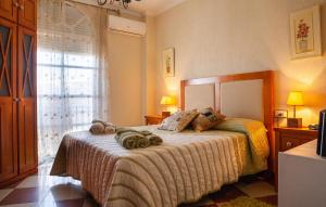 une chambre avec un lit avec des serviettes dessus dans l'établissement Cozy Apartment In Isla Cristina, à Isla Cristina