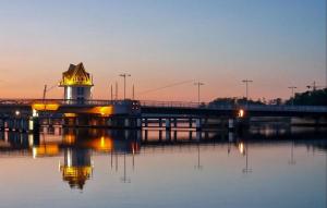 オルペニッツにあるLou's Budeの灯台付き水上橋 +5枚の写真