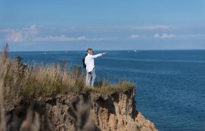 オルペニッツにあるLou's Budeの海を見下ろす崖の上に立つ男