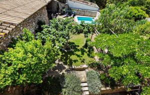 una vista sul tetto di un giardino alberato e di una casa di Gorgeous Home In Thézan-Des-Corbières a Thézan-des-Corbières
