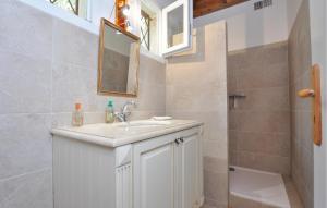 Ένα μπάνιο στο 3 Bedroom Beautiful Home In Andon