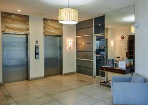 サラソタにあるPrivate Beach Condo On Lido Keyの建物内の青いソファと机のあるロビー