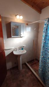 Ένα μπάνιο στο CABAÑA 2 DORMITORIOS en HOSTERIA LAS LUCES