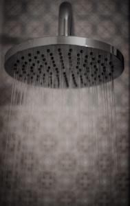 un soffione doccia con acqua che ne esce di Villa Anna a Megali Ammos