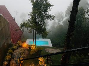 vista sulla piscina nella nebbia di Misty Haven A-Frame a Kandy