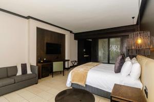 Postel nebo postele na pokoji v ubytování Zimbali condo family room 9
