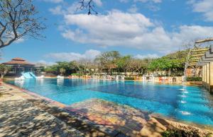 Bazén v ubytování Zimbali condo family room 9 nebo v jeho okolí