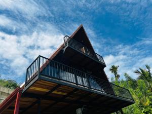 una casa con un balcone in cima di Misty Haven A-Frame a Kandy