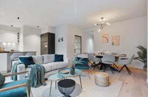 ein Wohnzimmer mit Sofa und Tisch in der Unterkunft Triton luxe gelijkvloers appartement met tuin en gratis garage in Knokke-Heist