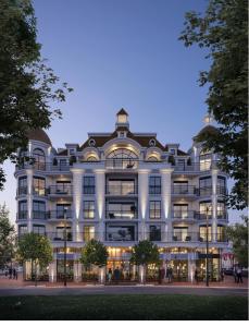 ein großes weißes Gebäude mit Menschen, die davor gehen in der Unterkunft Triton luxe gelijkvloers appartement met tuin en gratis garage in Knokke-Heist