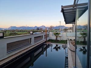 Blick auf eine Wasserlache auf einem Gebäude in der Unterkunft Perfect Family Villa Golden Life in Dosemealti