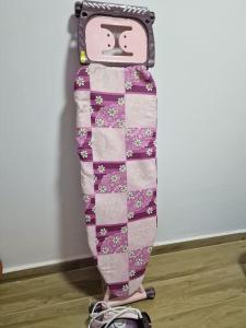 ein rosa Hallo Kätzchen Snowboard auf dem Boden in der Unterkunft Perfect Family Villa Golden Life in Dosemealti