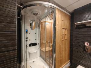 Koupelna v ubytování Elysion Hotel