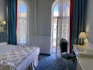 Posteľ alebo postele v izbe v ubytovaní Royal Grand Hotel