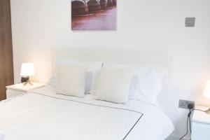 Ένα ή περισσότερα κρεβάτια σε δωμάτιο στο Slough Central Flat Free Parking
