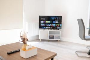 Μια τηλεόραση ή/και κέντρο ψυχαγωγίας στο Slough Central Flat Free Parking