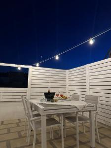 - une table et des chaises sur la terrasse la nuit dans l'établissement La Terrazza Del Corso, à Fasano 20 autres photos
