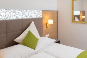 A bed or beds in a room at Hotel-Café-Restaurant Matzelsdorfer Hof
