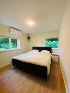 Ένα ή περισσότερα κρεβάτια σε δωμάτιο στο Morning Glory, huisje Forest