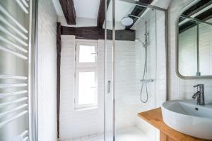 łazienka z umywalką i prysznicem w obiekcie Appartement tout confort Vieux Tours avec parking privé 4p w Tours +27 zdjęć