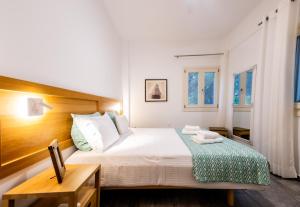 Posteľ alebo postele v izbe v ubytovaní Chrisi Holiday Home - 500 sqm Private Gardens & Nature View - 300m by the sea