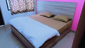 En eller flere senge i et værelse på Radha Spiritual Apartment