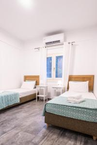 Posteľ alebo postele v izbe v ubytovaní Chrisi Holiday Home - 500 sqm Private Gardens & Nature View - 300m by the sea