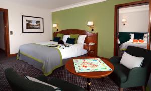 Llit o llits en una habitació de The Dunloe Hotel & Gardens