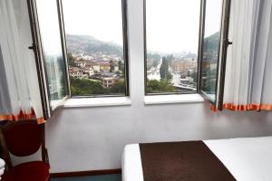 Vista generica sulle montagne o vista sulle montagne dall'interno dell'hotel
